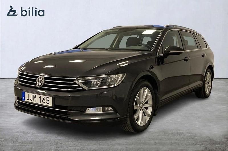 Mörkgrå Begagnad 2018 VW Passat Kombi | 174 900 kr (Marknadspris) - Bild 1/3