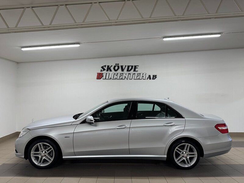 Ljusgrå (grå) Begagnad 2010 Mercedes E200 Classic Sedan | 92 500 kr (Marknadspris) - Bild 1/4