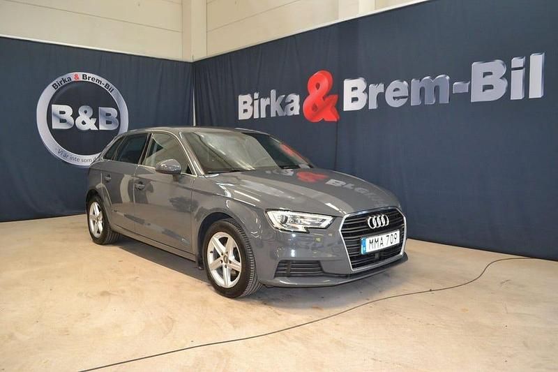 Grå Begagnad 2018 Audi A3 Sportback Proline Halvkombi | 159 900 kr (Marknadspris) - Bild 1/4