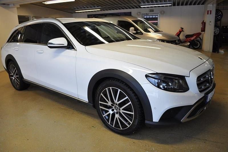Begagnad Mercedes E220 All-Terrain Avantgarde 194 HK (142 kW) 2020 Polar white Kombi