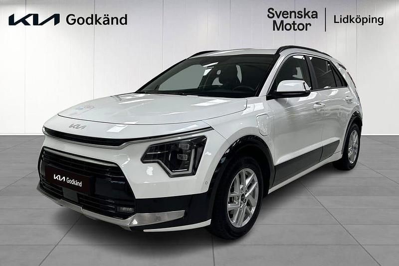 Vit Begagnad 2023 Kia Niro Advance SUV | 364 200 kr (Marknadspris) - Bild 1/4