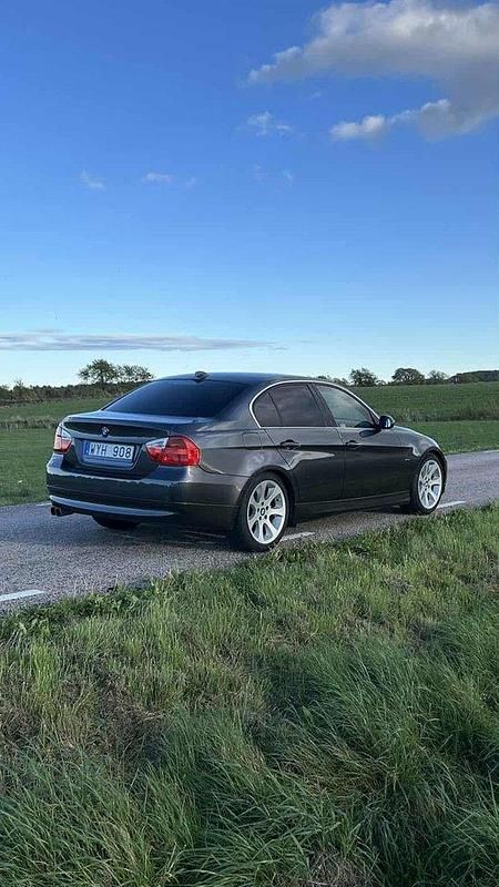 Grå Begagnad 2005 BMW 330 Comfort Edition Sedan | 48 000 kr (Marknadspris) - Bild 1/4