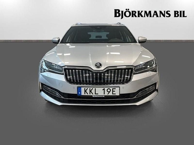 Begagnad Skoda Superb Business Line 218 HK (160 kW) 2020 Silver Kombi