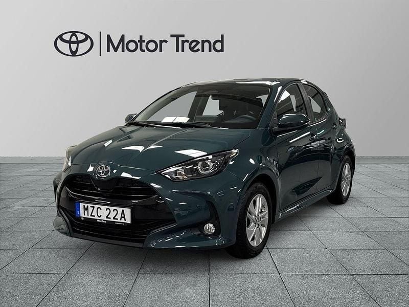Grön Begagnad 2025 Toyota Yaris Hybrid Active Halvkombi | 254 900 kr (Marknadspris) - Bild 1/4