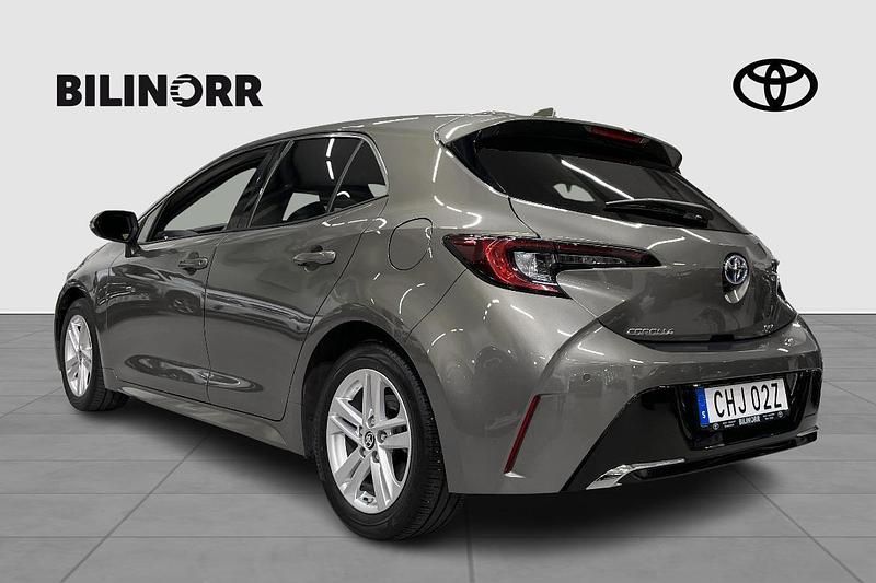 Begagnad Toyota Corolla Hybrid Style 141 HK (103 kW) 2024 Grön Halvkombi