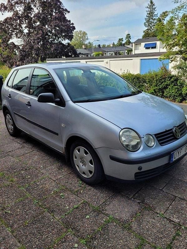 Silver Begagnad 2004 VW Polo Basis Halvkombi | 11 900 kr (Bra pris) - Bild 1/4