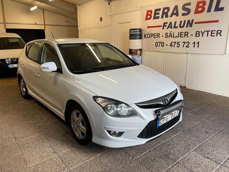 Vit Begagnad 2011 Hyundai i30 Halvkombi | 37 900 kr - Bild 1/4