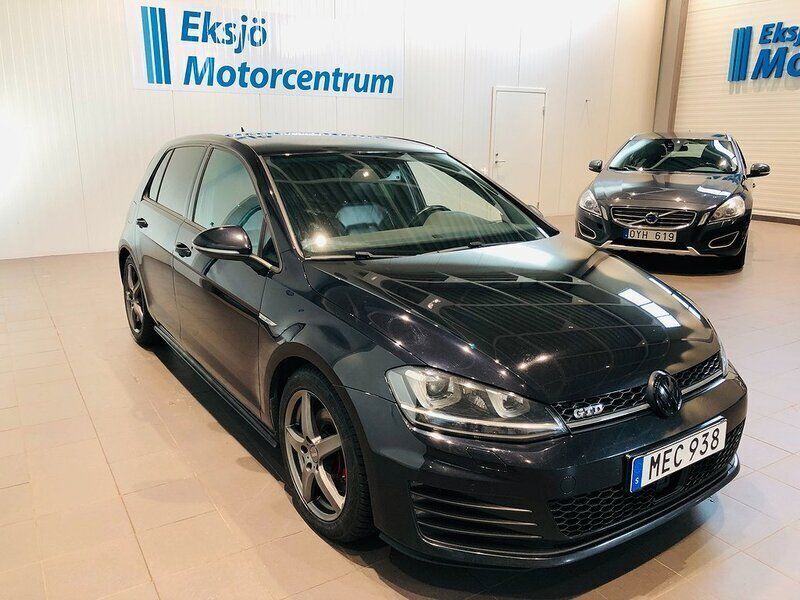 Svart (svart metallic) Begagnad 2016 VW Golf VII GTD Halvkombi | 179 900 kr (Dyr) - Bild 1/4