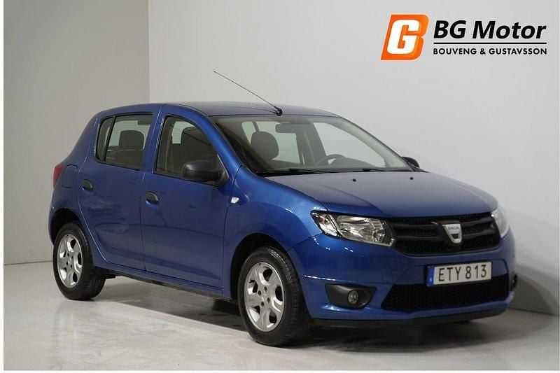 Blå Begagnad 2015 Dacia Sandero Halvkombi | 74 900 kr (Marknadspris) - Bild 1/4