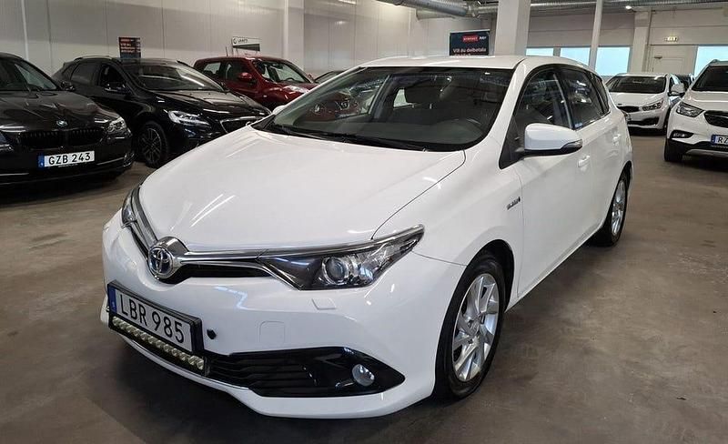 Vit Begagnad 2016 Toyota Auris Hybrid Active Halvkombi | 133 000 kr (Marknadspris) - Bild 1/3