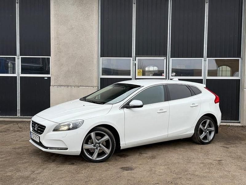 Vit Begagnad 2016 Volvo V40 Momentum Halvkombi | 109 900 kr (Superpris) - Bild 1/4