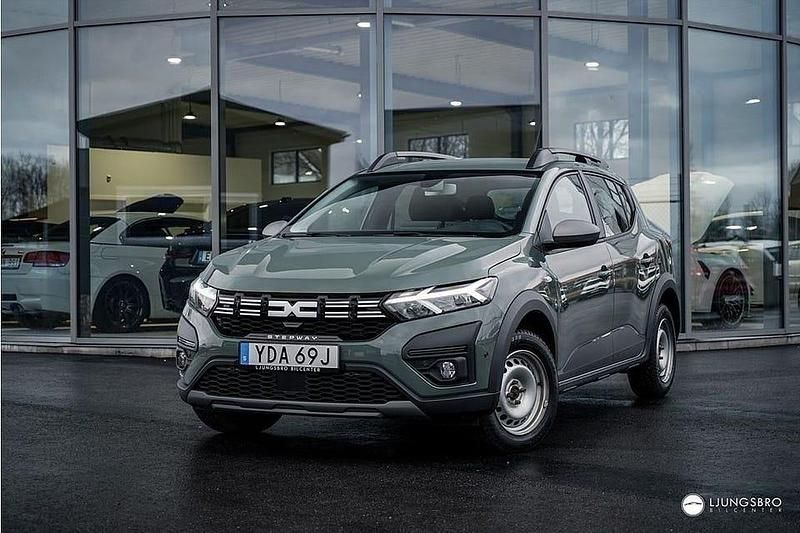 Grå Begagnad 2022 Dacia Sandero Stepway SUV | 164 900 kr (Marknadspris) - Bild 1/4
