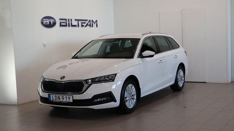 Vit Begagnad 2023 Skoda Octavia Ambition Kombi | 284 900 kr (Marknadspris) - Bild 1/4