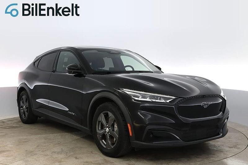 Svart Begagnad 2022 Ford Mustang Mach-E SUV | 329 900 kr (Bra pris) - Bild 1/4