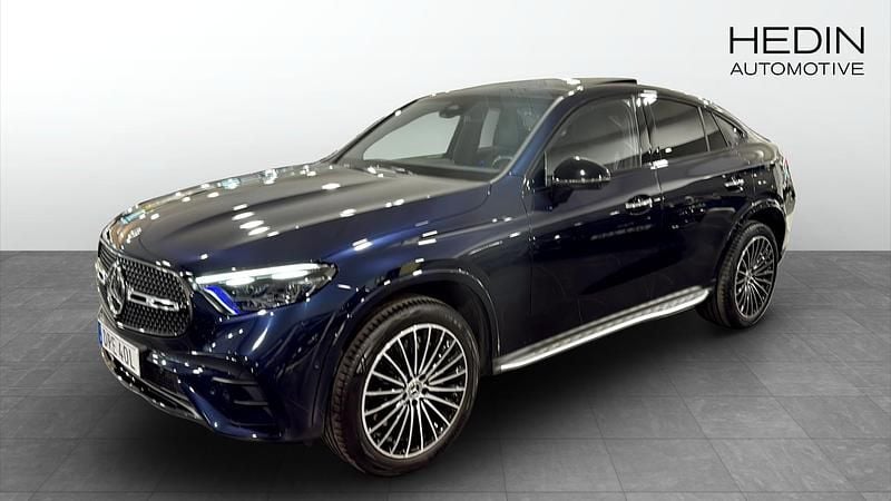 Blå Begagnad 2023 Mercedes GLC400d AMG Sportkupé | 749 900 kr (Marknadspris) - Bild 1/4