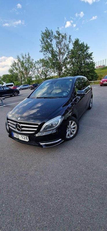 Svart Begagnad 2013 Mercedes B180 Minibuss | 85 000 kr (Lite dyr) - Bild 1/4