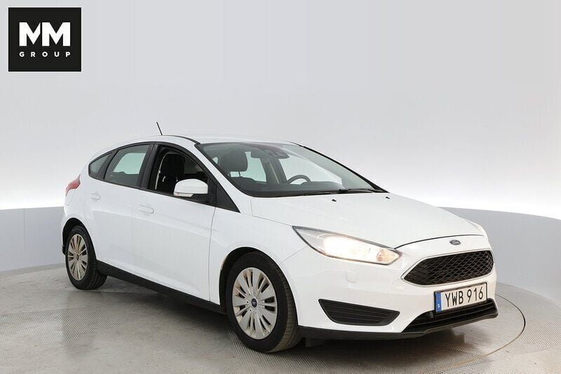 Vit Begagnad 2017 Ford Focus Trend Halvkombi | 114 900 kr (Bra pris) - Bild 1/4