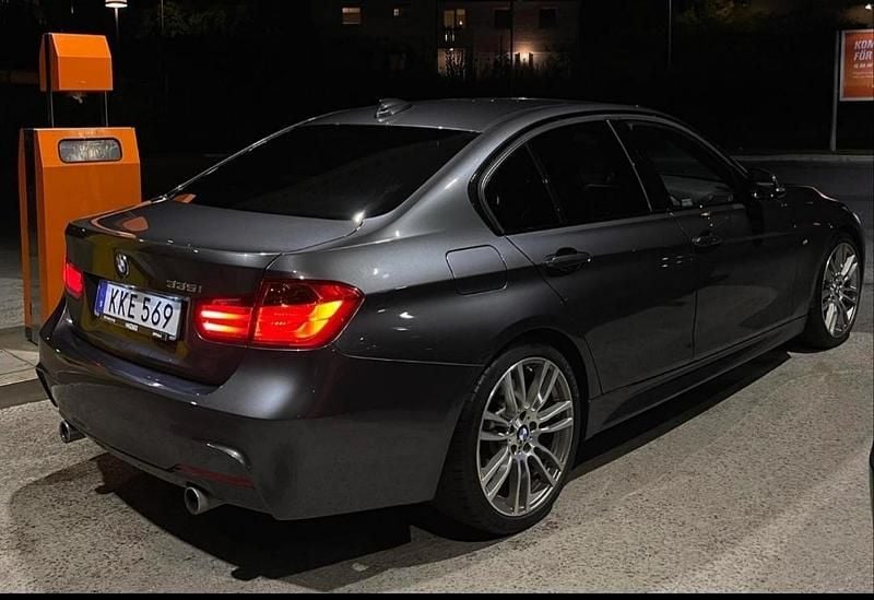 Grå Begagnad 2015 BMW 335 M Sport Sedan | 289 000 kr (Marknadspris) - Bild 1/4
