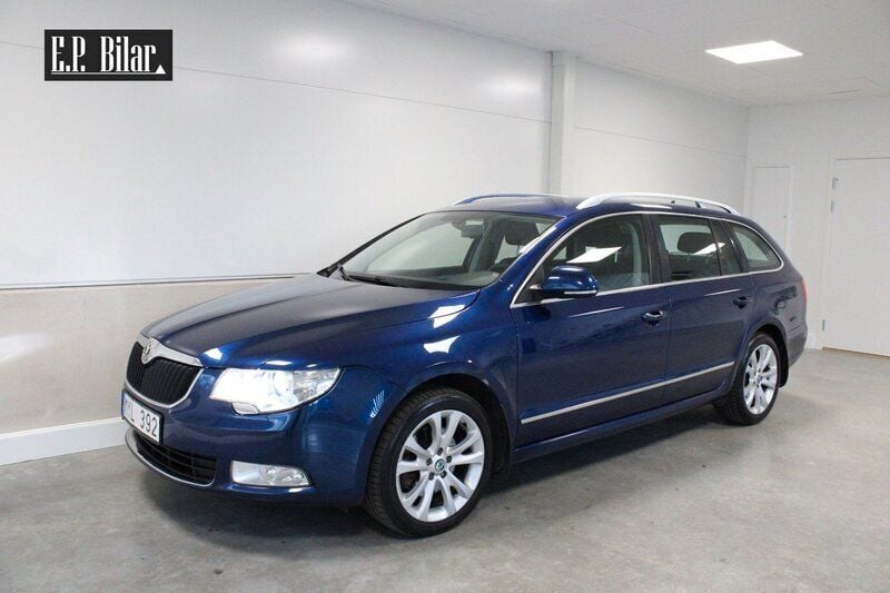 Mörkblå Begagnad 2012 Skoda Superb Kombi | 99 800 kr (Marknadspris) - Bild 1/4