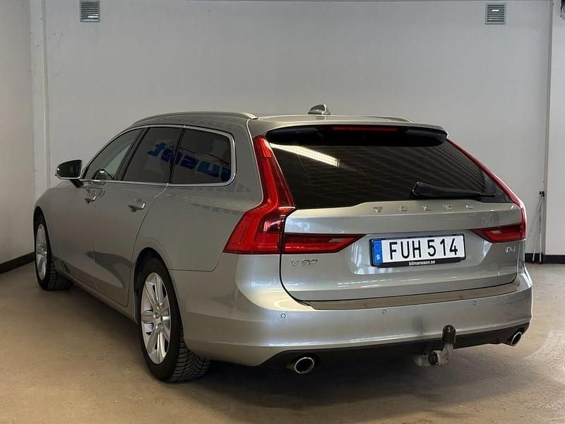 Begagnad Volvo V90 Momentum 190 HK (139 kW) 2017 Silver Kombi