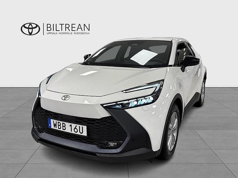 Vit Begagnad 2023 Toyota C-HR Style SUV | 369 900 kr (Bra pris) - Bild 1/4