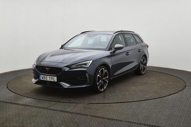 Grå (magnetic tech metallic) Begagnad 2024 Cupra Leon VZ Kombi | 329 000 kr (Marknadspris) - Bild 1/4