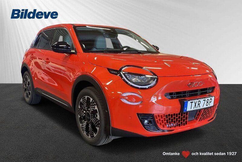 Orange Begagnad 2023 Fiat 600 La Prima SUV | 314 900 kr (Marknadspris) - Bild 1/4