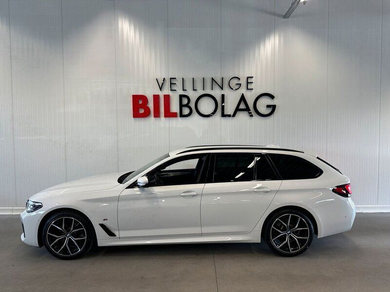 Vit Begagnad 2020 BMW 520 M Sport Kombi | 369 500 kr (Dyr) - Bild 1/4