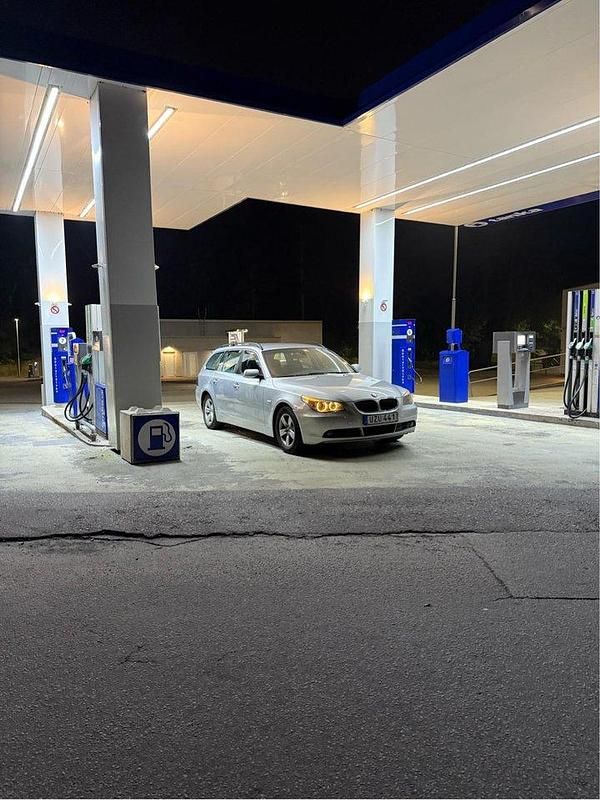 Grå Begagnad 2004 BMW 525 Kombi | 37 000 kr (Marknadspris) - Bild 1/4