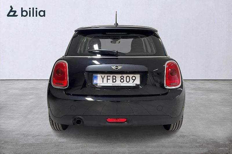 Begagnad Mini ONE Pepper 102 HK (75 kW) 2016 Midnight black metallic Halvkombi