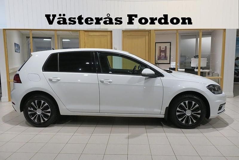 Vit Begagnad 2018 VW Golf VII Halvkombi | 142 900 kr (Marknadspris) - Bild 1/4