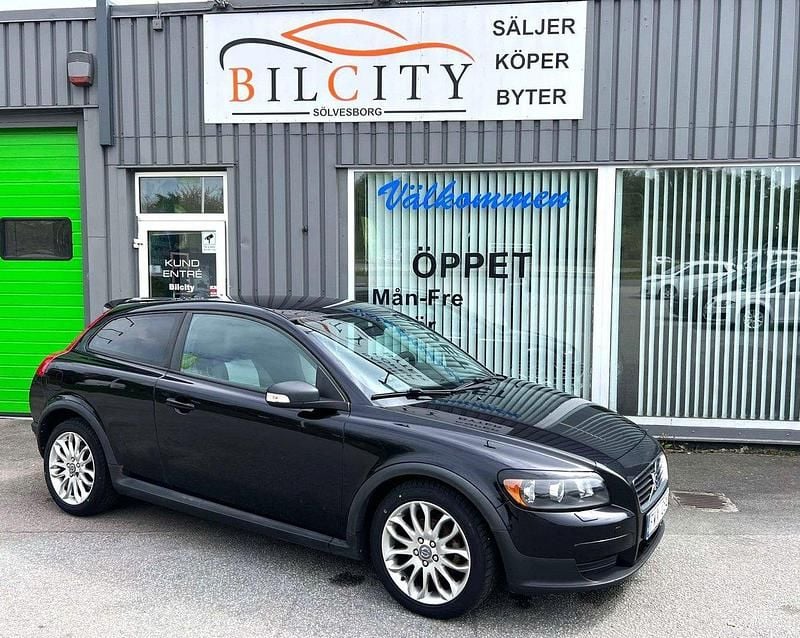 Svart Begagnad 2008 Volvo C30 Kinetic Halvkombi | 39 900 kr (Marknadspris) - Bild 1/4