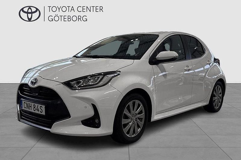 Vit Begagnad 2022 Toyota Yaris Hybrid Edition Halvkombi | 229 900 kr (Marknadspris) - Bild 1/2