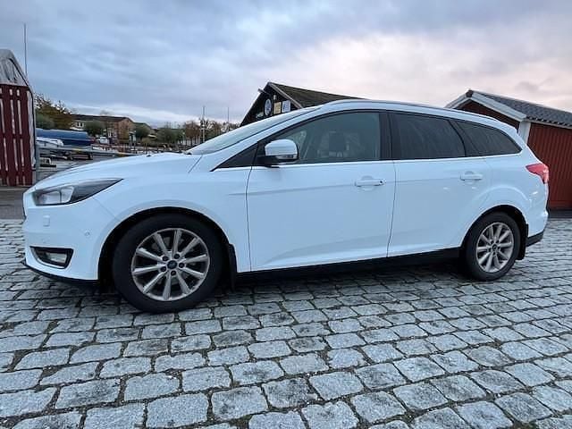 Vit Begagnad 2015 Ford Focus Titanium Kombi | 72 000 kr (Marknadspris) - Bild 1/4