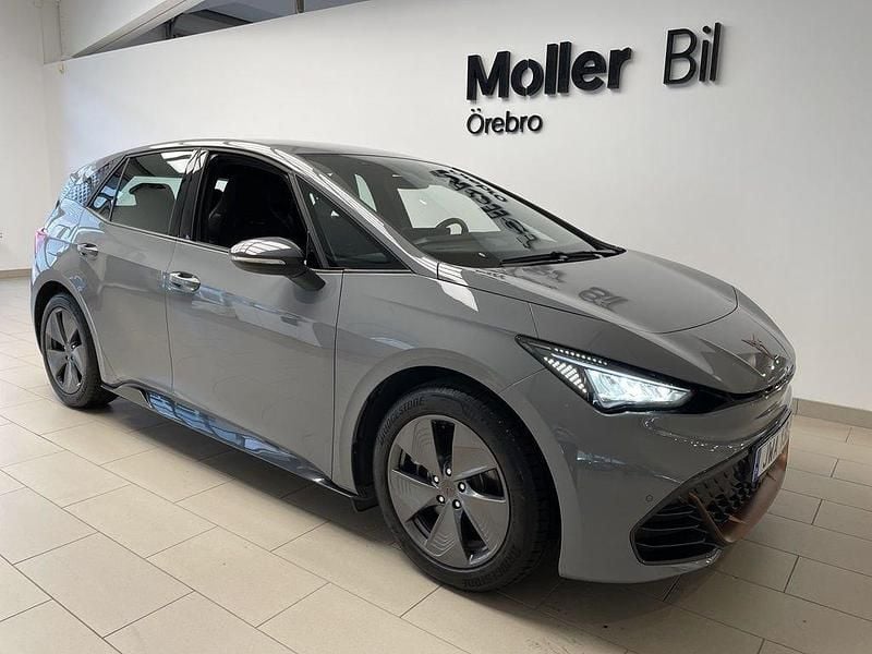 Ljusgrå (vapor grey) Begagnad 2023 Cupra Born Halvkombi | 249 900 kr (Bra pris) - Bild 1/4