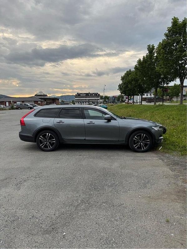 Grå Begagnad 2018 Volvo V90 CC Momentum Kombi | 187 000 kr (Marknadspris) - Bild 1/2