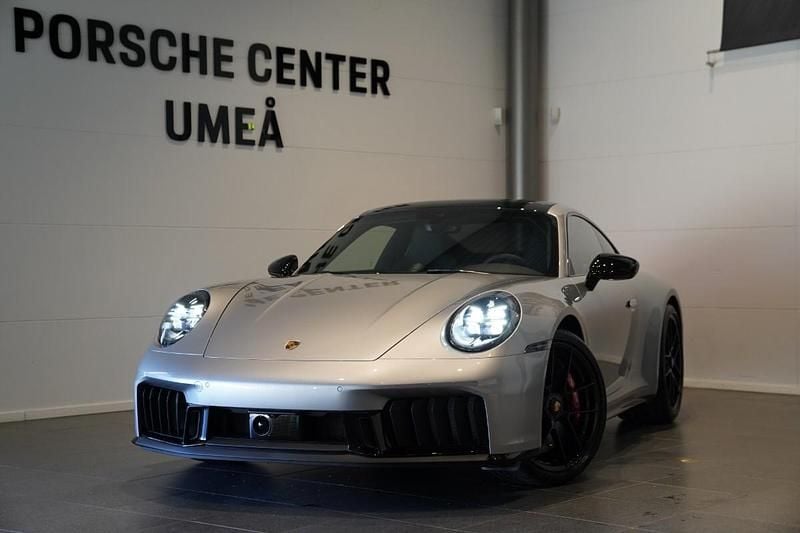 Silver Ny 2025 Porsche 911 Carrera 4 GTS Sportkupé | 2 268 900 kr - Bild 1/4
