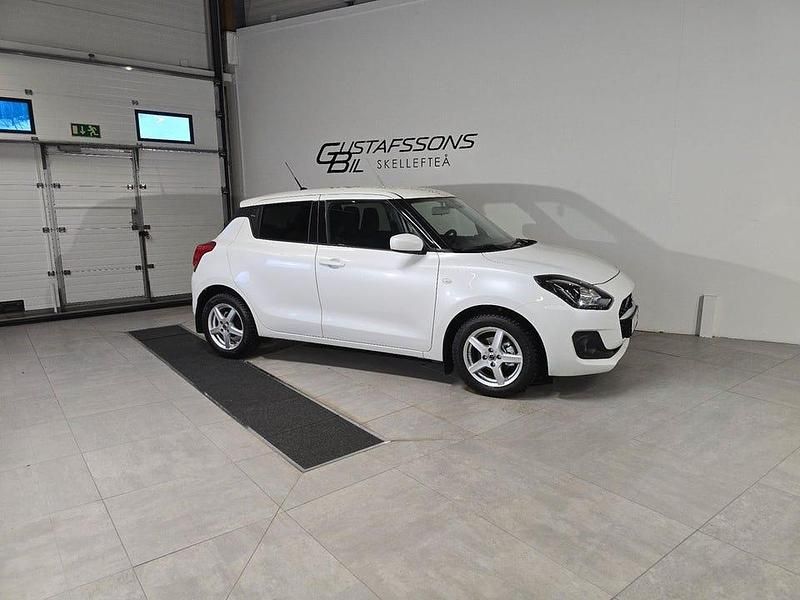 Begagnad Suzuki Swift 83 HK (61 kW) 2022 Vit Halvkombi