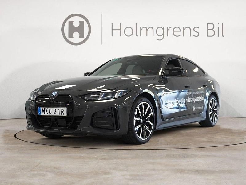 Grå Begagnad 2025 BMW i4 Sedan | 699 800 kr (Dyr) - Bild 1/4