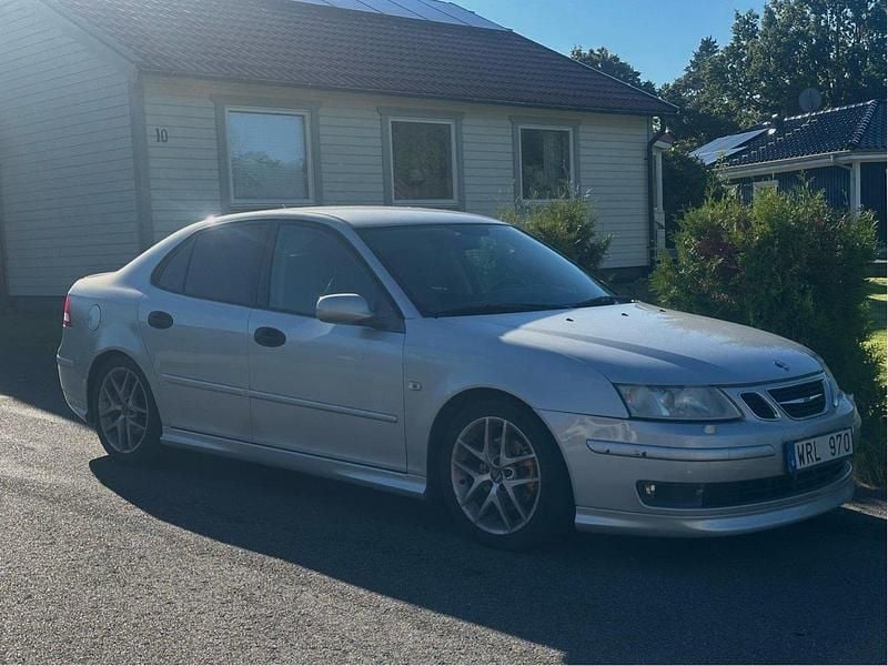Silver Begagnad 2005 Saab 9-3 Aero Sedan | 44 000 kr (Lite dyr) - Bild 1/4