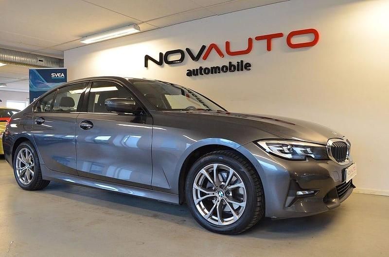 Mineralgrå metallic Begagnad 2021 BMW 320 Sport Line Sedan | 269 000 kr (Bra pris) - Bild 1/4