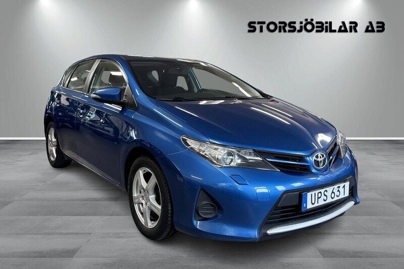 Blå Begagnad 2014 Toyota Auris Multidrive S Halvkombi | 123 000 kr (Marknadspris) - Bild 1/4