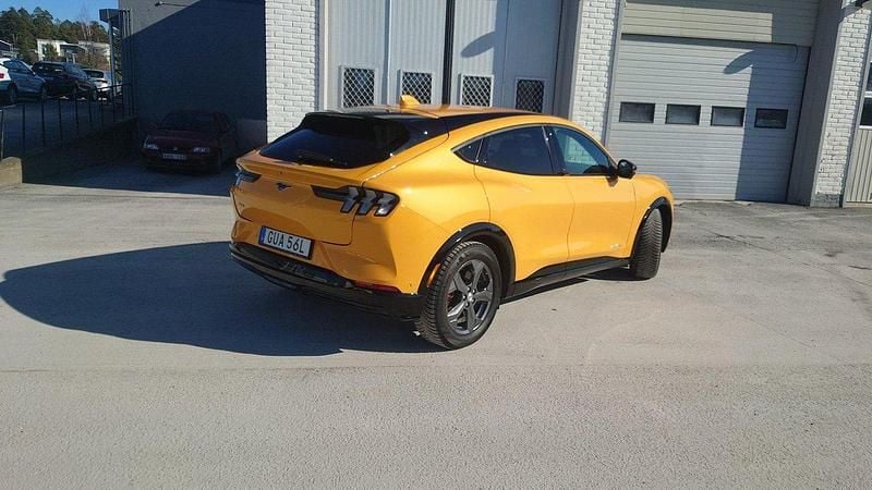 Orange Begagnad 2022 Ford Mustang Mach-E SUV | 385 000 kr (Bra pris) - Bild 1/2