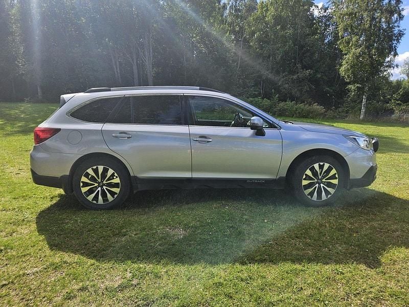 Silver Begagnad 2017 Subaru Outback Kombi | 160 000 kr (Bra pris) - Bild 1/4