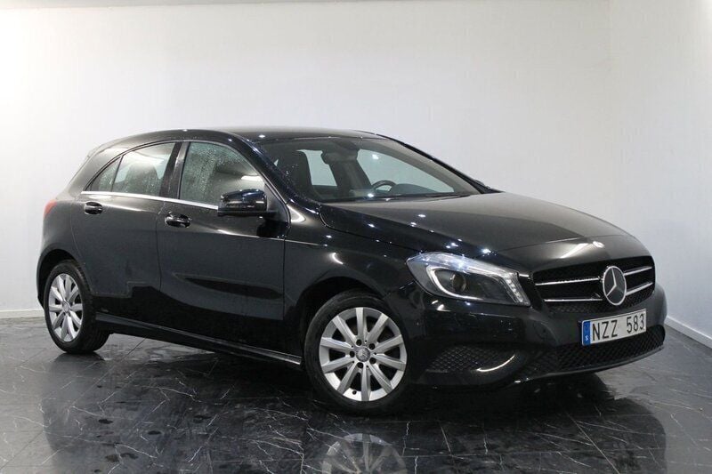 Svart Begagnad 2013 Mercedes A180 Style Halvkombi | 144 900 kr (Marknadspris) - Bild 1/4