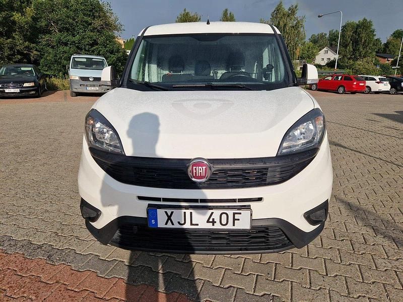Vit Begagnad 2021 Fiat Doblò Minibuss | 115 000 kr (Bra pris) - Bild 1/4