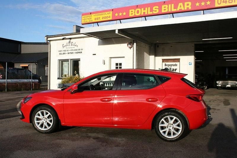 Röd Begagnad 2020 Seat Leon Style Halvkombi | 159 900 kr (Marknadspris) - Bild 1/4