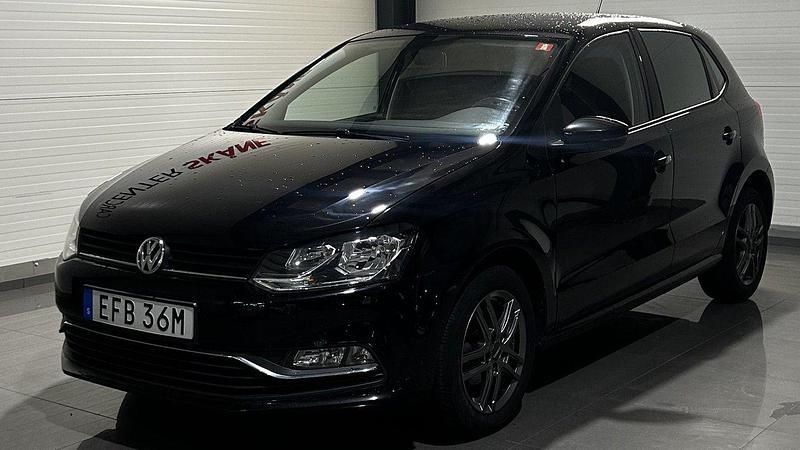 Svart Begagnad 2016 VW Polo Comfortline Halvkombi | 94 900 kr (Superpris) - Bild 1/4