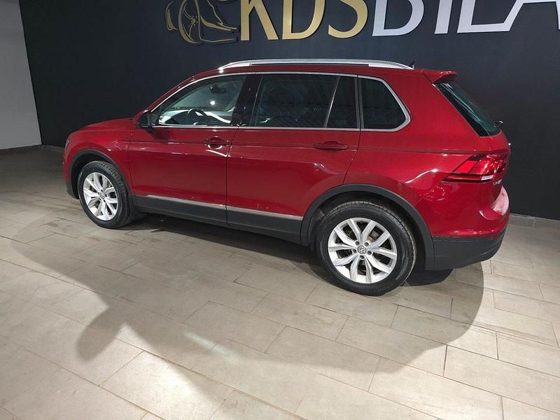 Begagnad VW Tiguan Executive 180 HK (132 kW) 2016 Mörkröd SUV