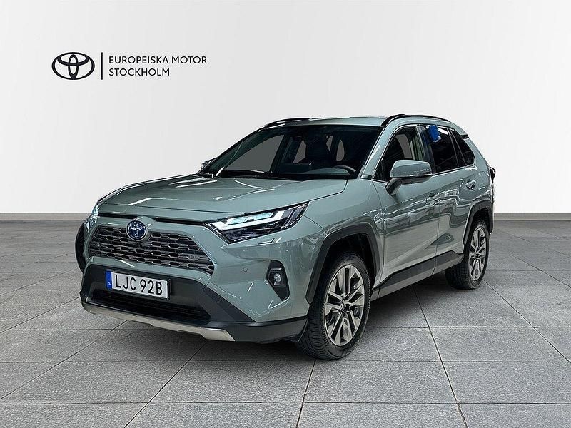 Grön Begagnad 2024 Toyota RAV4 Hybrid Executive SUV | 499 900 kr (Marknadspris) - Bild 1/4